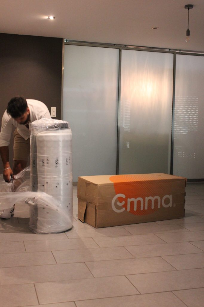 Auspacken der gerollten Emma Original Matratze aus der Folie