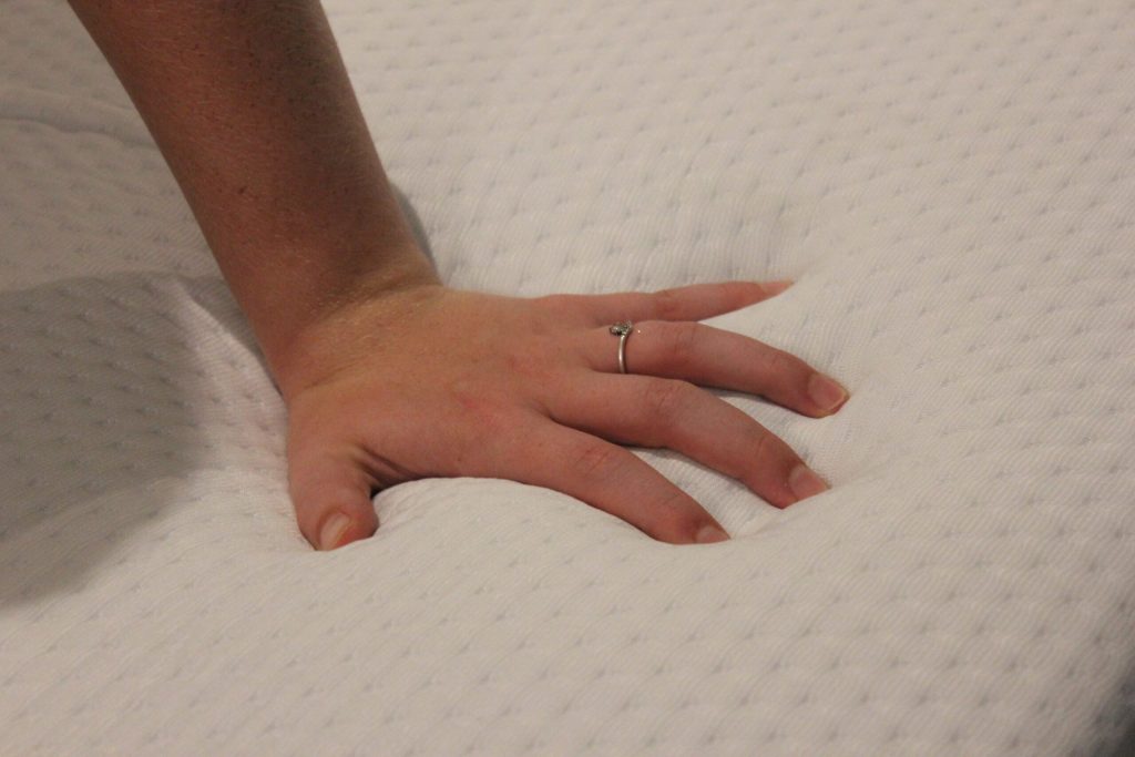 Handdruck-Test auf dem Bezug der Emma Original Matratze