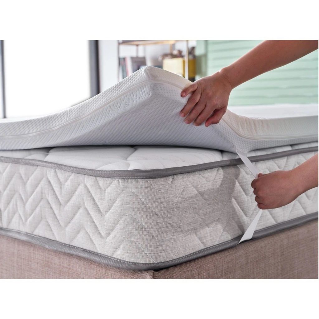 Breckle EvoX Feel Wendetopper wird auf eine Matratze aufgelegt