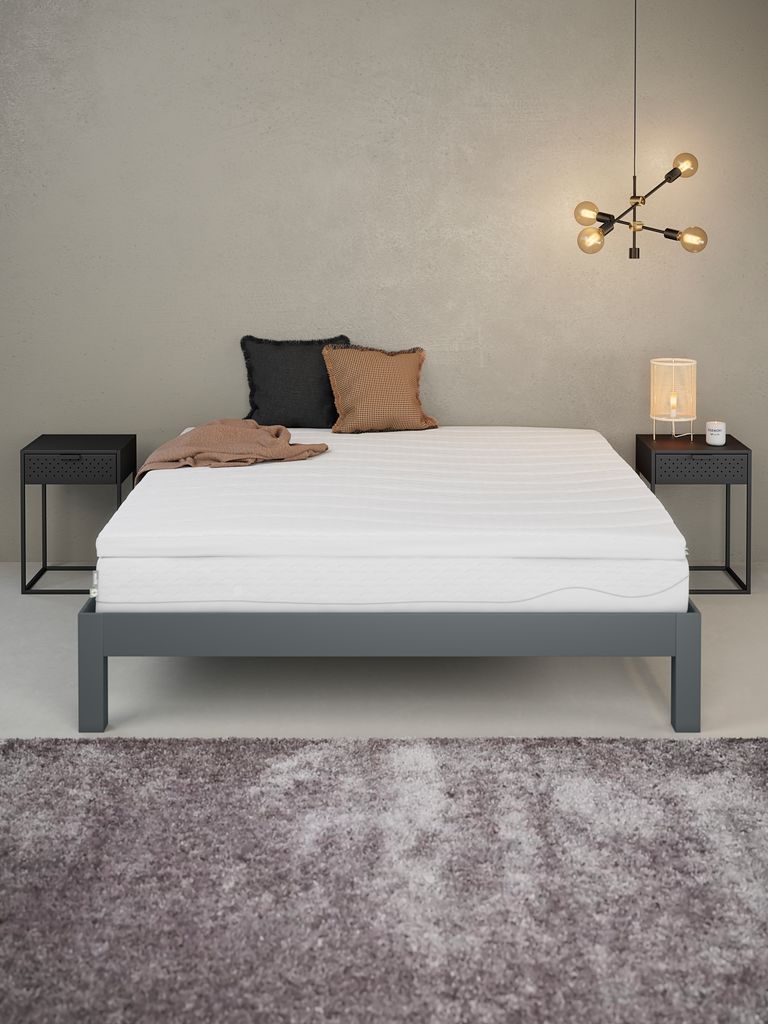 Wellpur GULEN Topper auf einem Bett im Schlafzimmer