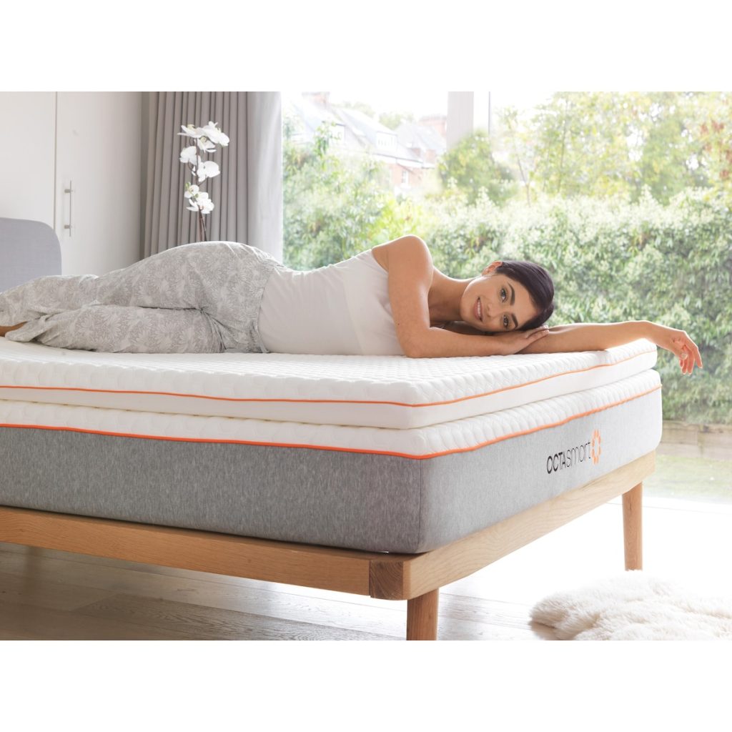 Octasleep OCTAsleep Smart Topper auf einem Bett im Schlafzimmer