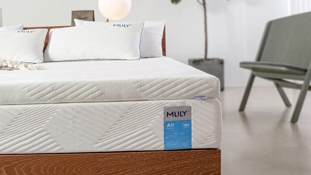 MLILY Topper AIR Komfortschaum auf einem Bett im Schlafzimmer