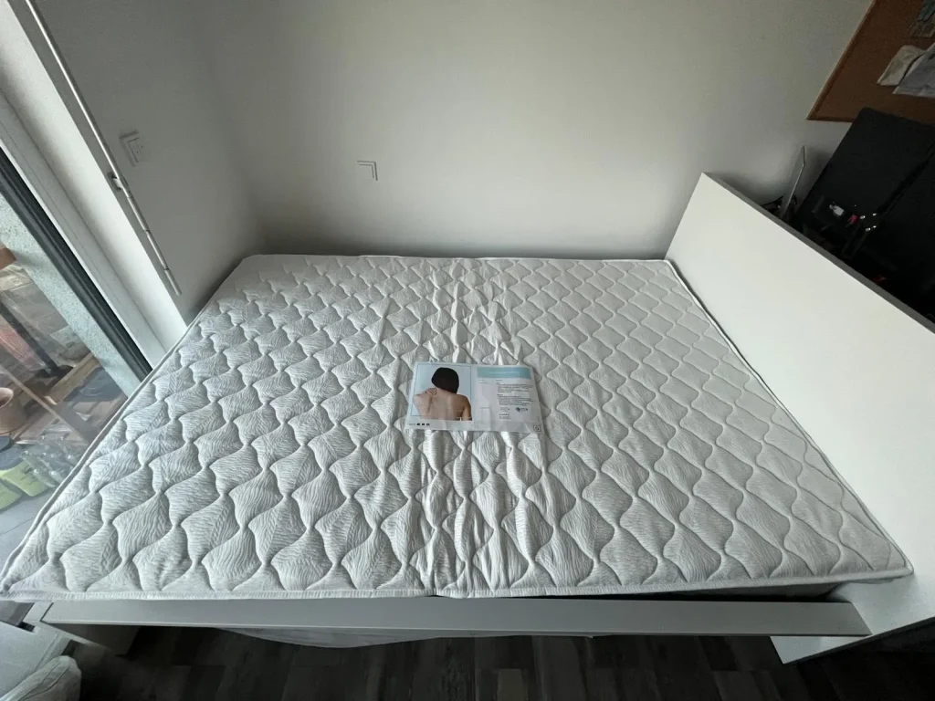 Bodyflex Premium-Topper Gelschaum auf einem Bett im Schlafzimmer