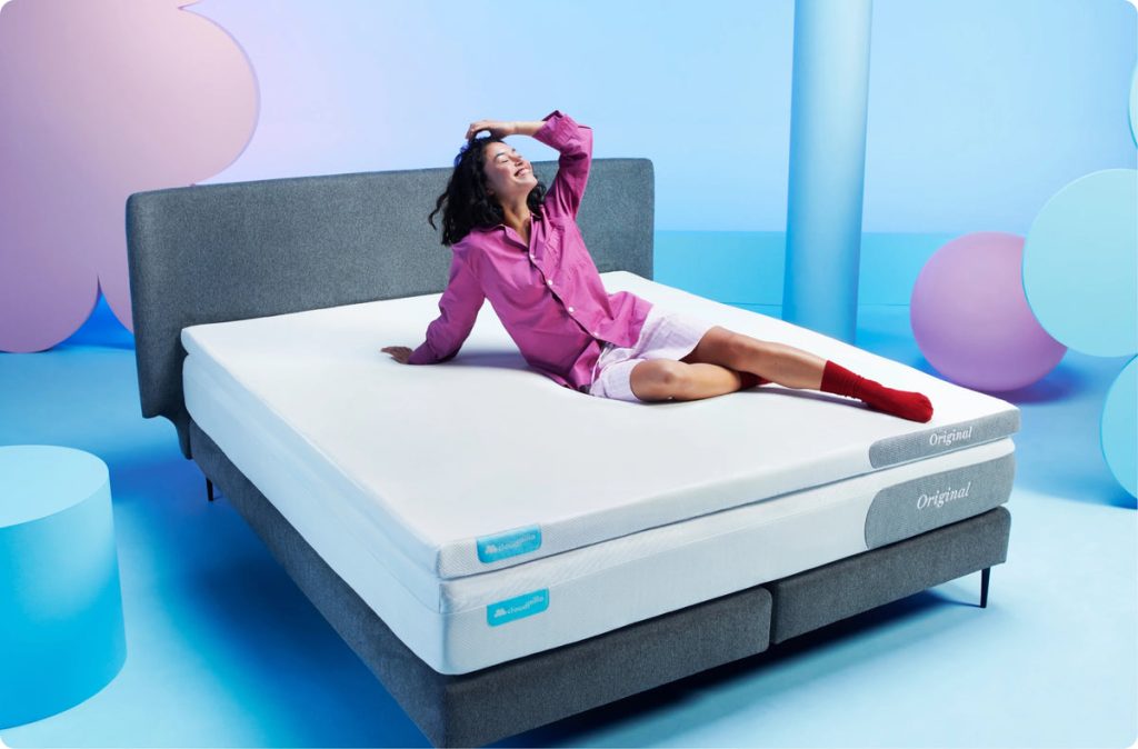 Cloudpillo Original Topper auf einem Bett im Schlafzimmer