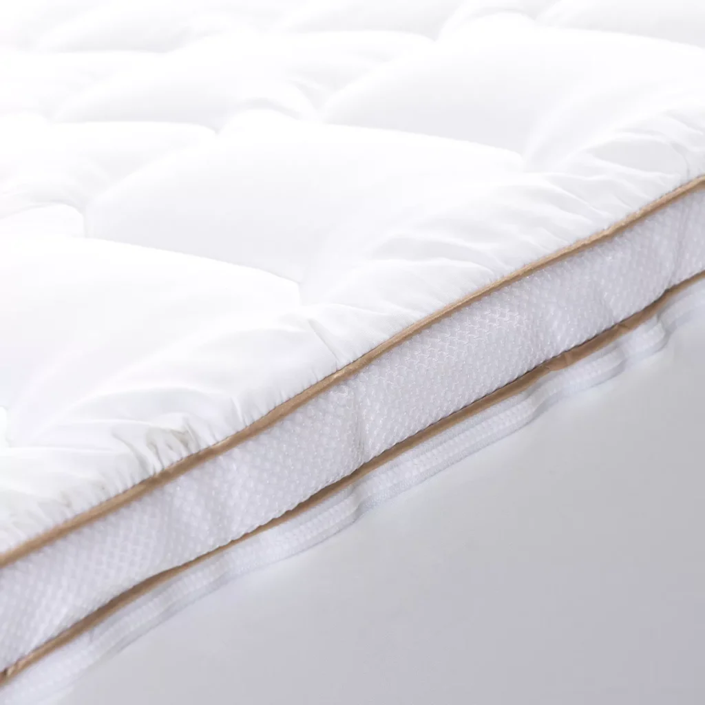 Goldwolke Topper – Höhe 8 cm Memory-Schaum inkl. Unterbett – Nahaufnahme von Bezug und Materialstruktur