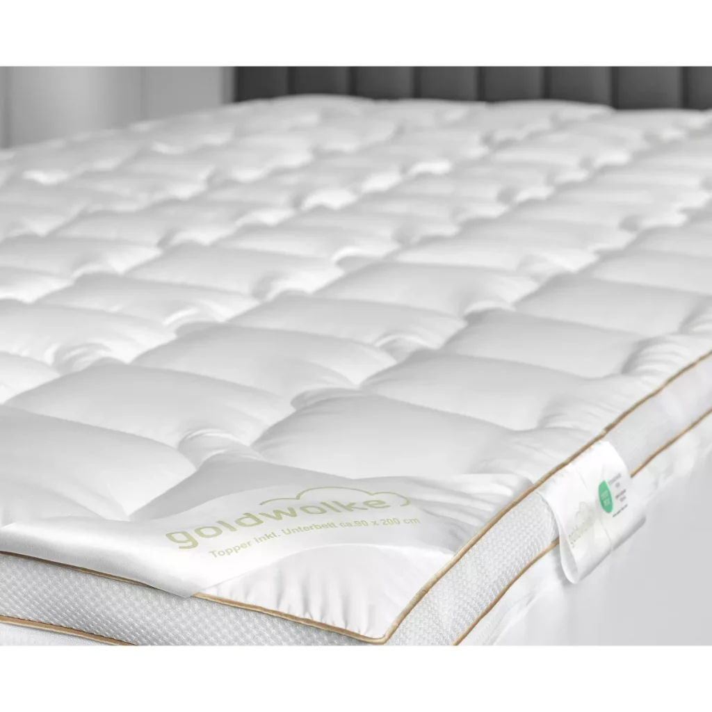 Goldwolke Topper – Höhe 8 cm Memory-Schaum inkl. Unterbett auf einem Bett im Schlafzimmer