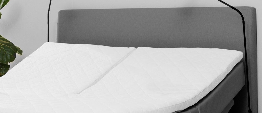 Jensen Sleep III Top Topper auf einem Bett im Schlafzimmer