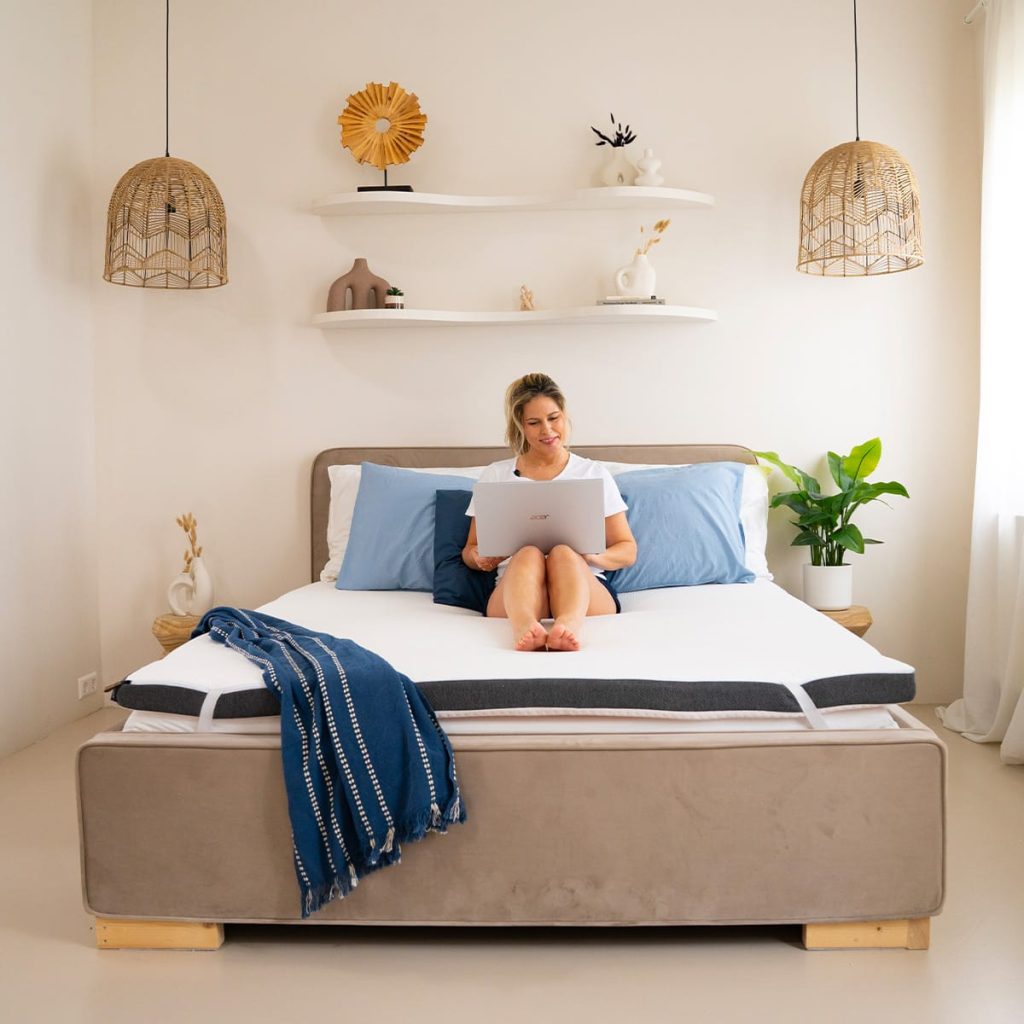 Felman Premium Hybrid Topper auf einem Bett im Schlafzimmer