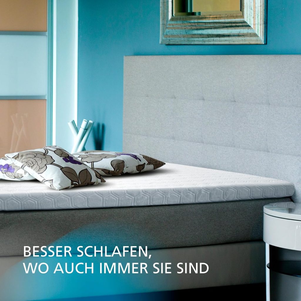 Wendre Kaltschaum Komfort Plus Topper auf einem Bett im Schlafzimmer