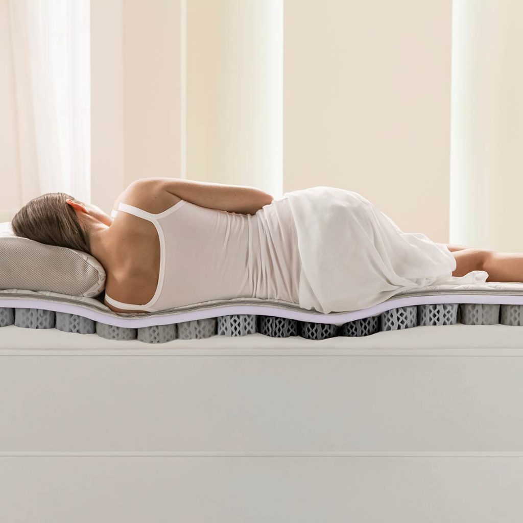 Octasmart Smart Plus Topper auf einem Bett im Schlafzimmer