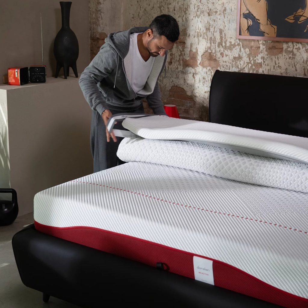 Dorelan Re:Active Topper auf einem Bett im Schlafzimmer