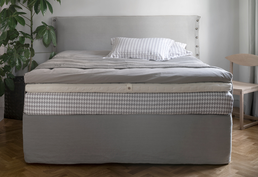 Coco-Mat Iviskos Topper auf einem Bett im Schlafzimmer
