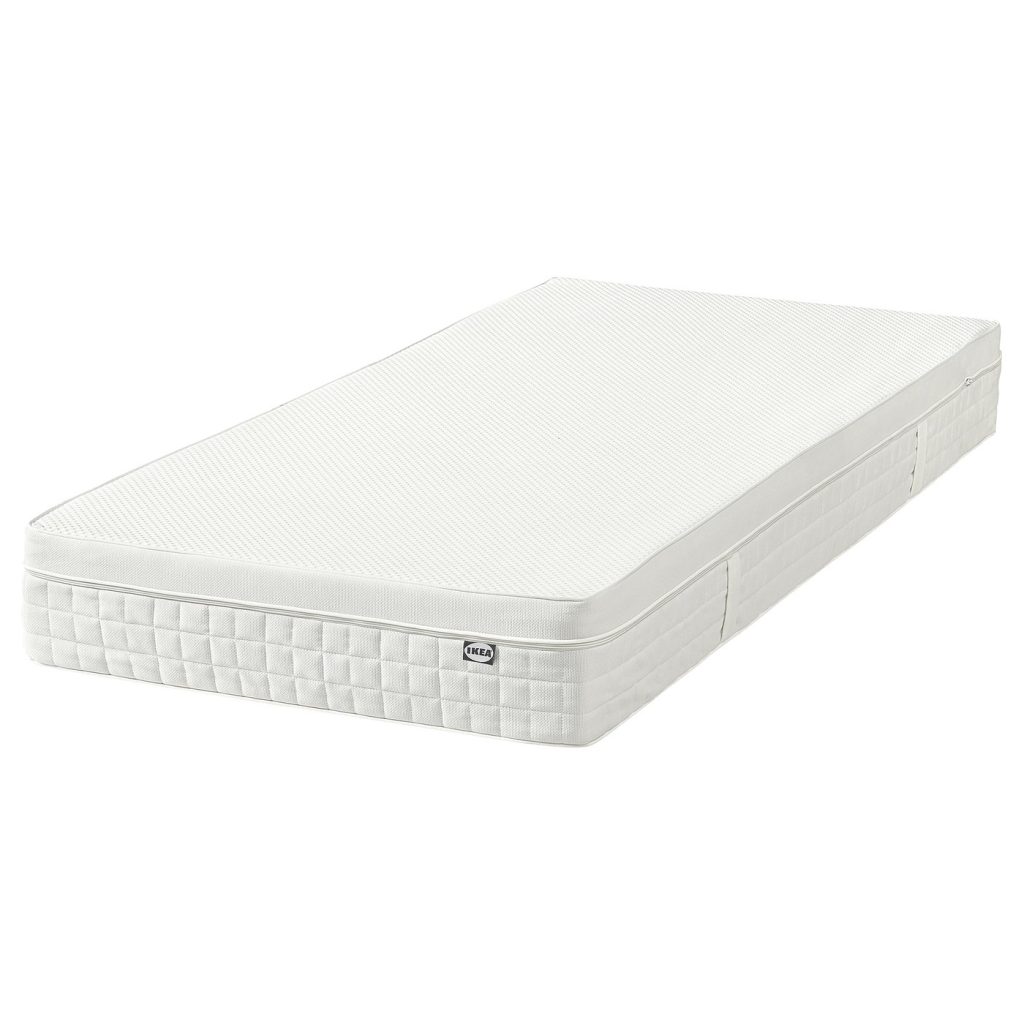 IKEA Åvaberg (mittelfest) Matratze auf einem Bett im Schlafzimmer
