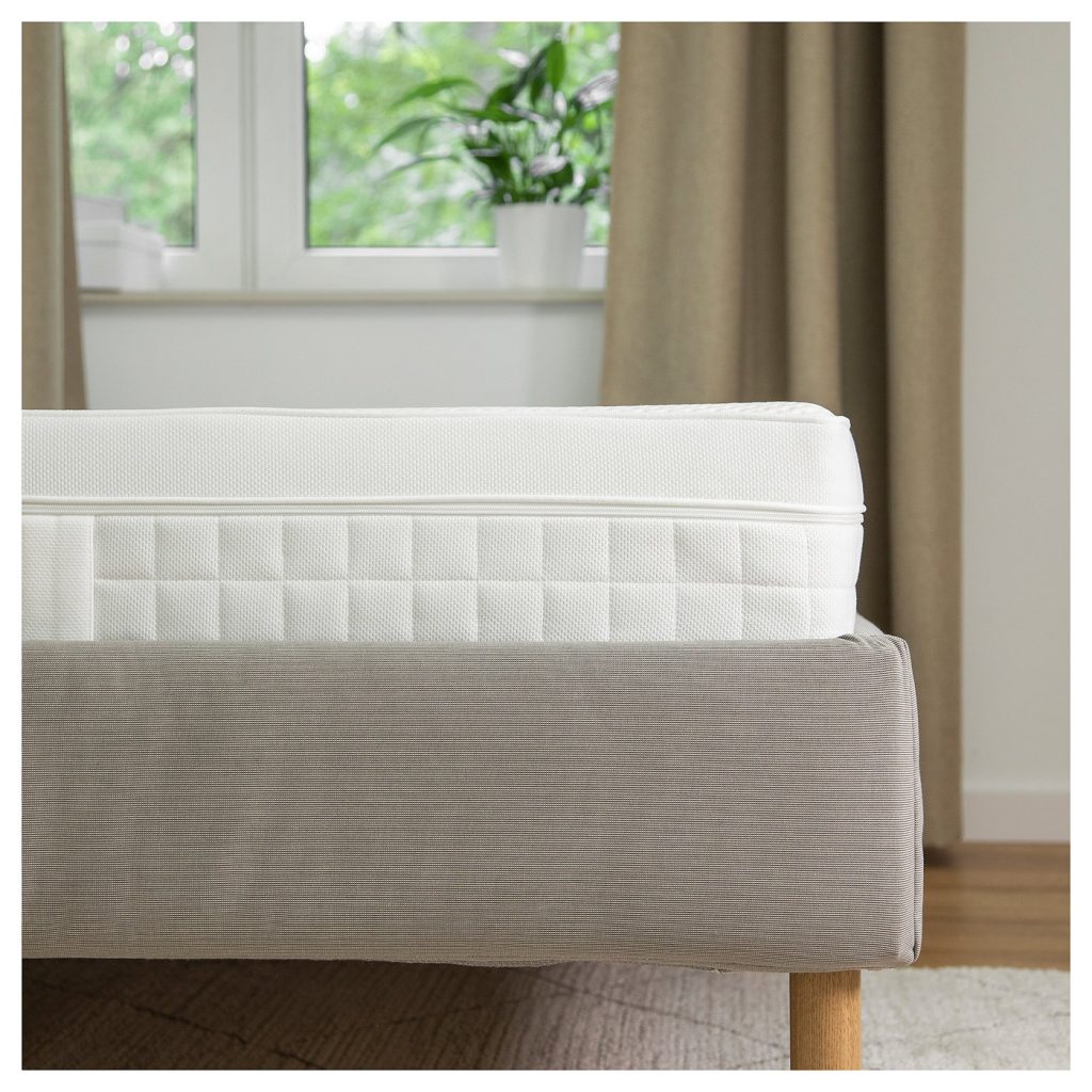 IKEA Åvaberg (mittelfest) Matratze im eingerichteten Schlafzimmer