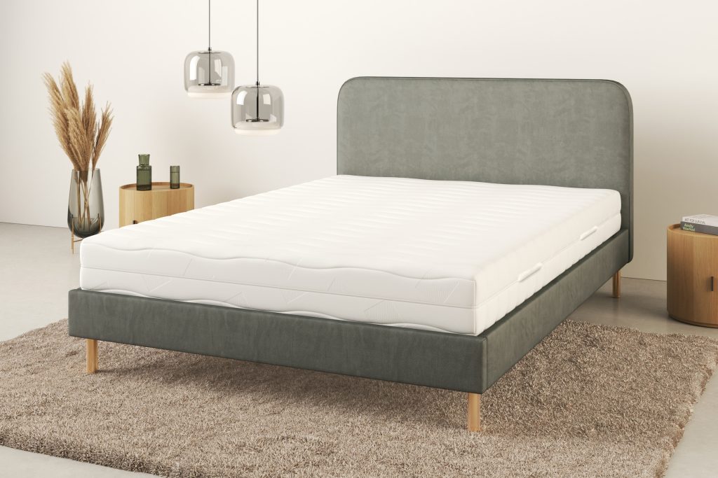 Älgdröm Lasse (H4) Matratze auf einem Bett im Schlafzimmer