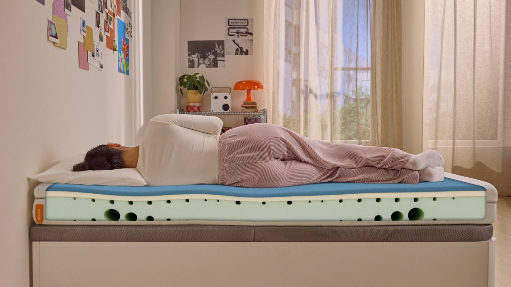 Emma One Matratze im eingerichteten Schlafzimmer
