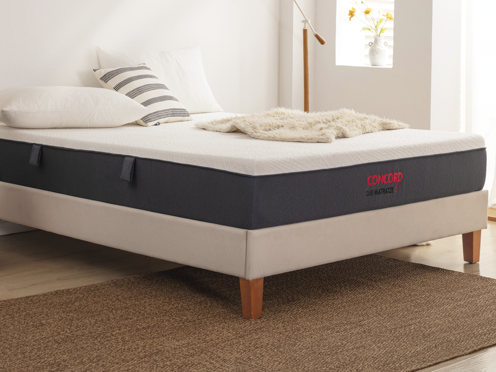 Matratzen Concord TFK Matratze auf einem Bett im Schlafzimmer