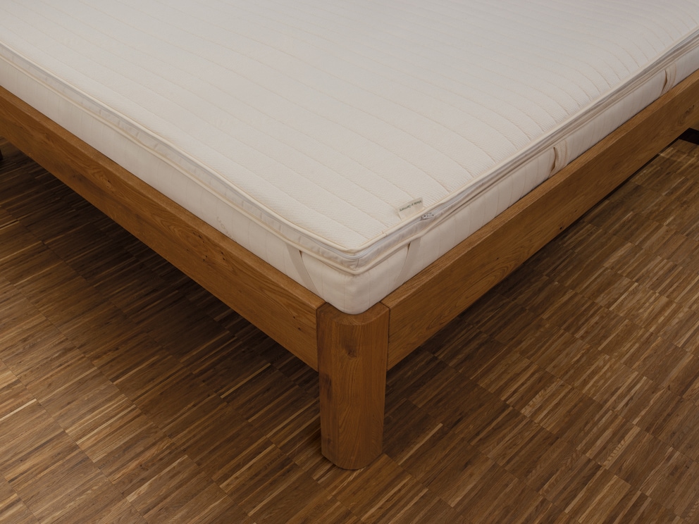 Naturlatex-Topper „Latexcomfort“ auf einem Bett im Schlafzimmer