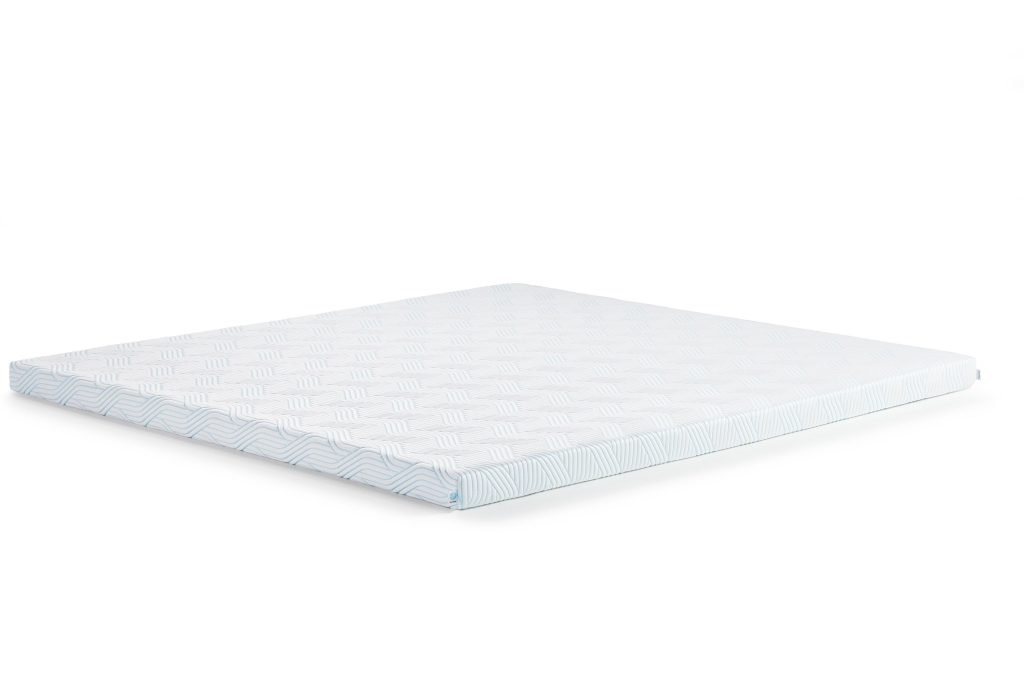 TEMPUR PRO Plus SmartCool Topper auf einem Bett im Schlafzimmer