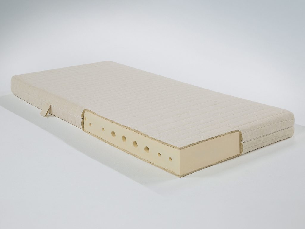 allnatura Naturlatex-Matratze Sanastar-Comfort - aufgeklappter Bezug mit sichtbarem Naturlatexkern