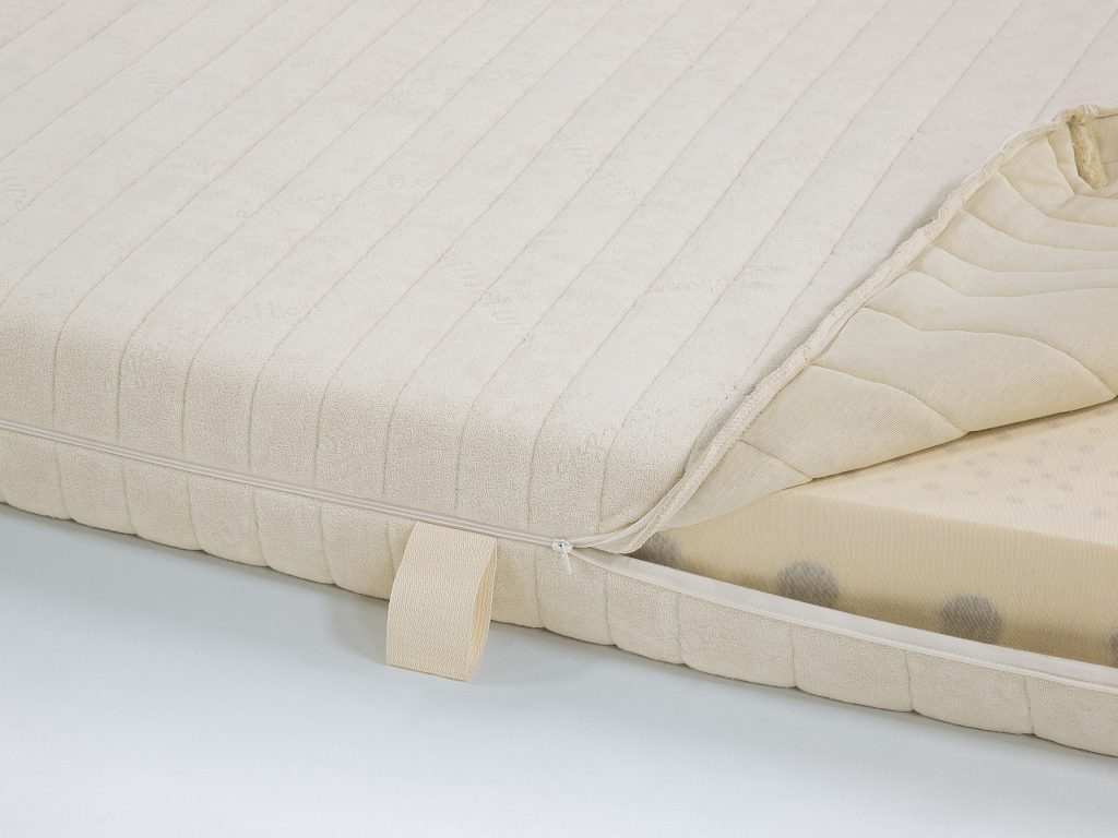 allnatura Naturlatex-Matratze Sanastar-Comfort - Nahaufnahme von Reißverschluss und Tragegriff