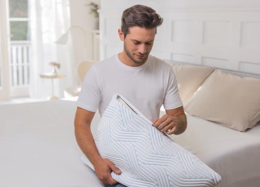 TEMPUR Comfort SmartCool Schlafkissen - abnehmbarer Bezug wird geöffnet