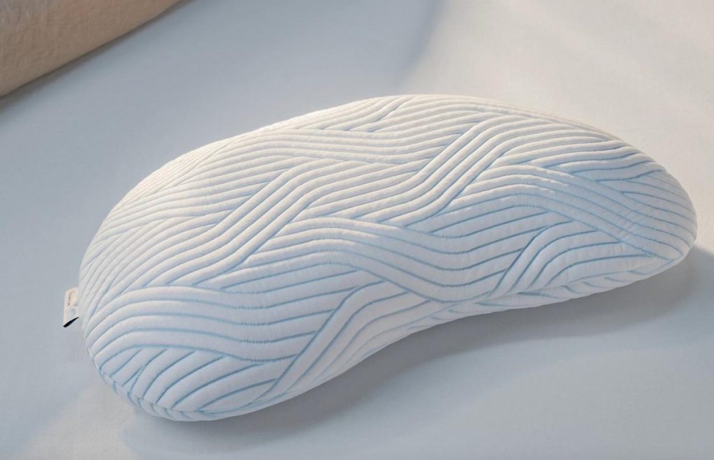 TEMPUR Curve SmartCool Schlafkissen auf einer hellen Fläche