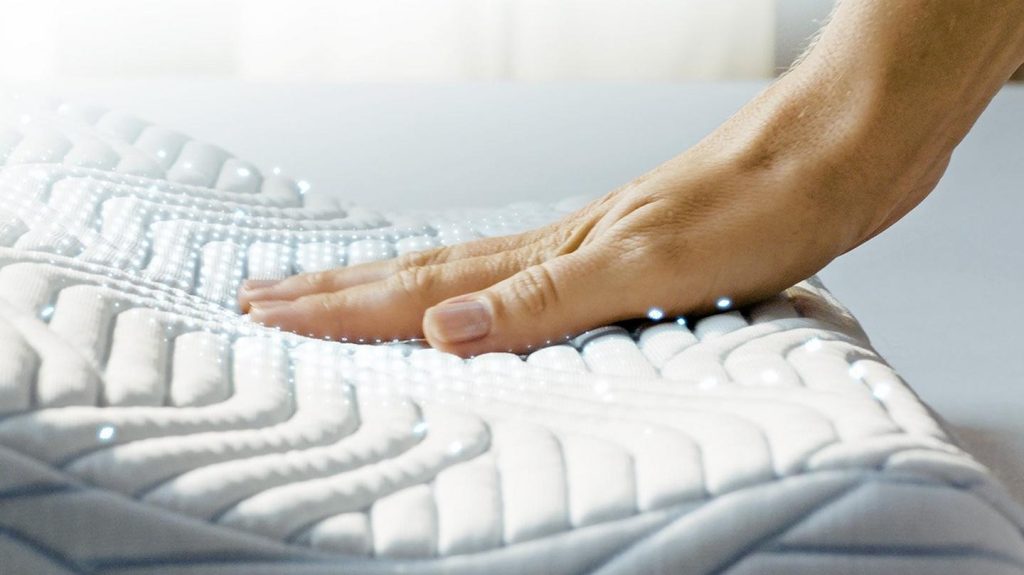 TEMPUR Shape SmartCool Schlafkissen - Hand prüft die Oberfläche des Bezugs