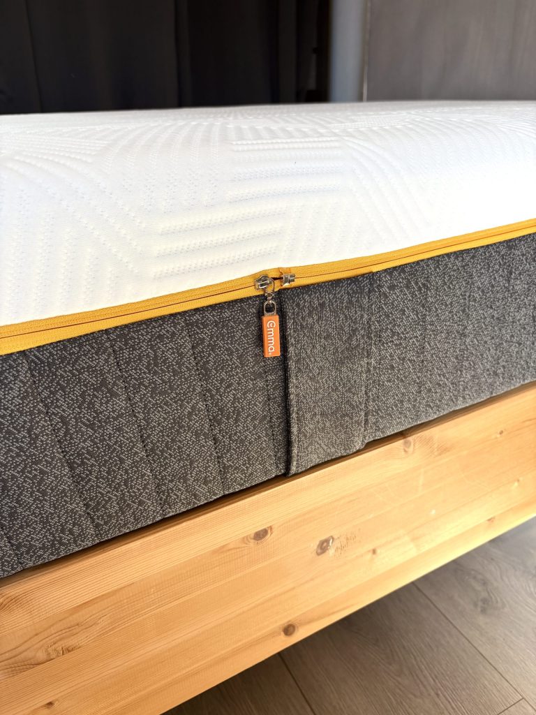Emma Original Pro – Nahaufnahme der Matratzenkante mit gelbem Reißverschluss und orangefarbenem Emma-Zipper