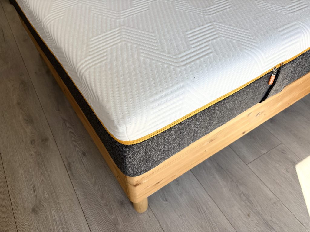 Ecke der Emma Original Pro mit gelber Paspel und grauem Seitenstoff