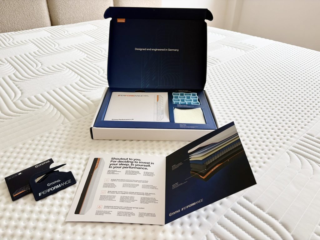 Geoeffnete Emma Performance Box mit Materialproben und Broschueren