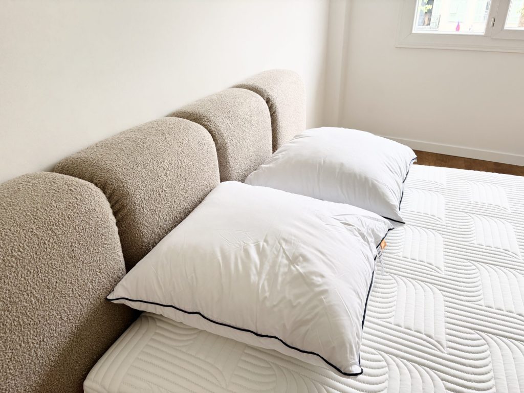Zwei Emma Original Comfort Kissen auf einem Bett im Test