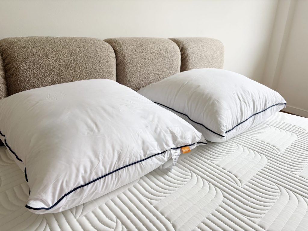 Emma Original Comfort Kissen mit allen drei Faserlagen auf der Matratze