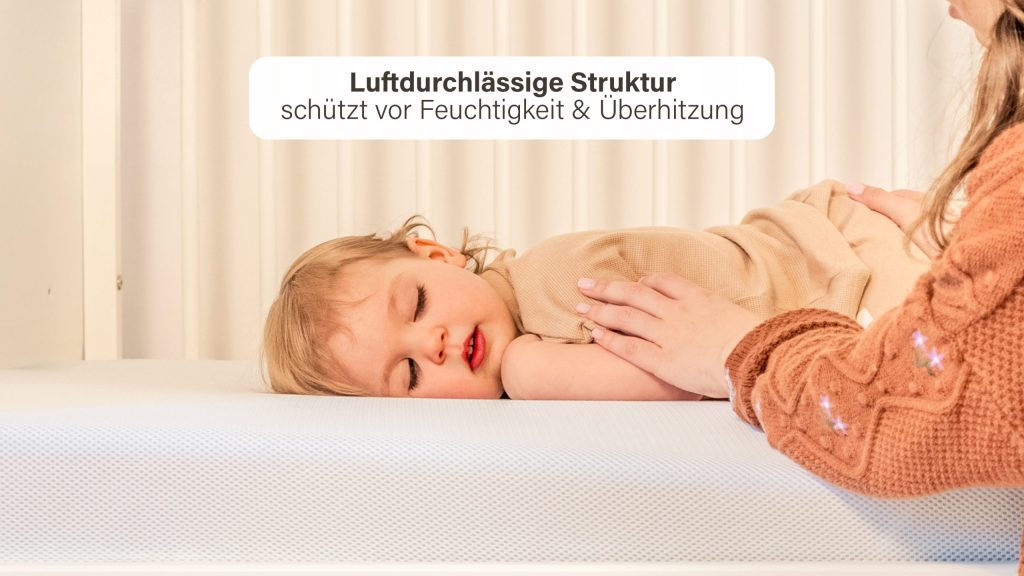 Emma Kindermatratze – Kind schläft auf dem atmungsaktiven Bezug