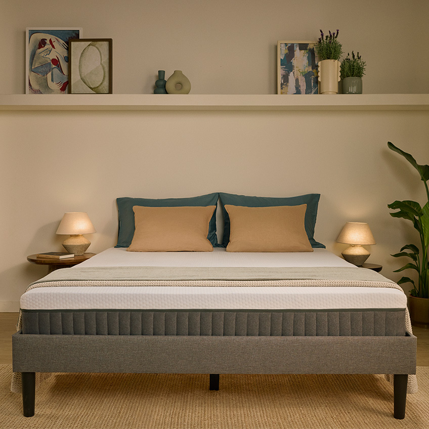 Emma Original Lite Matratze auf einem Bettgestell im Schlafzimmer