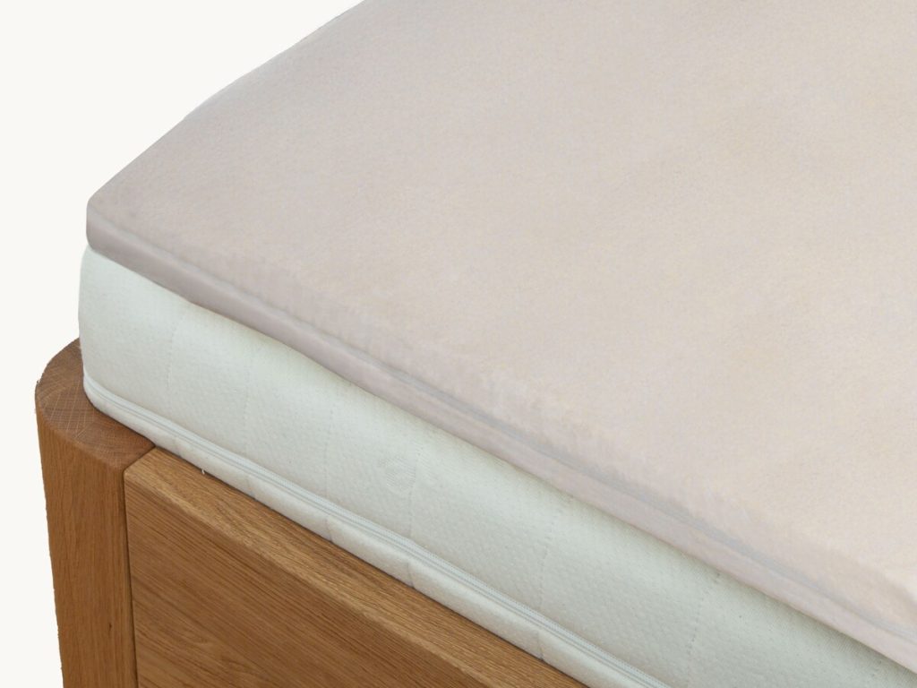 allnatura Visco-Matratzenauflage Viscoplus auf einer Matratze auf einem Eichenbett