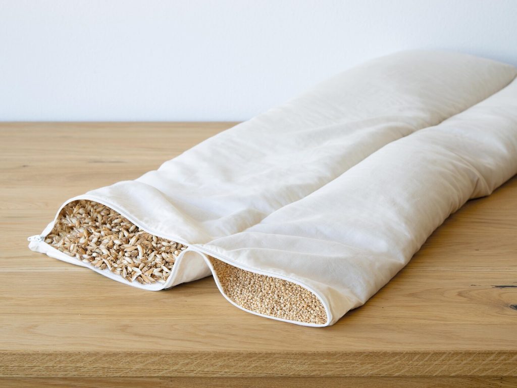 allnatura Nackenstützkissen Sanavera-Plus – geöffnete Kammern mit Dinkel- und Hirsespelzen