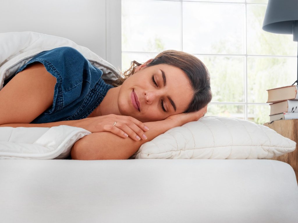 allnatura Hirse-Kopfkissen Sanavera auf einem Bett im Schlafzimmer