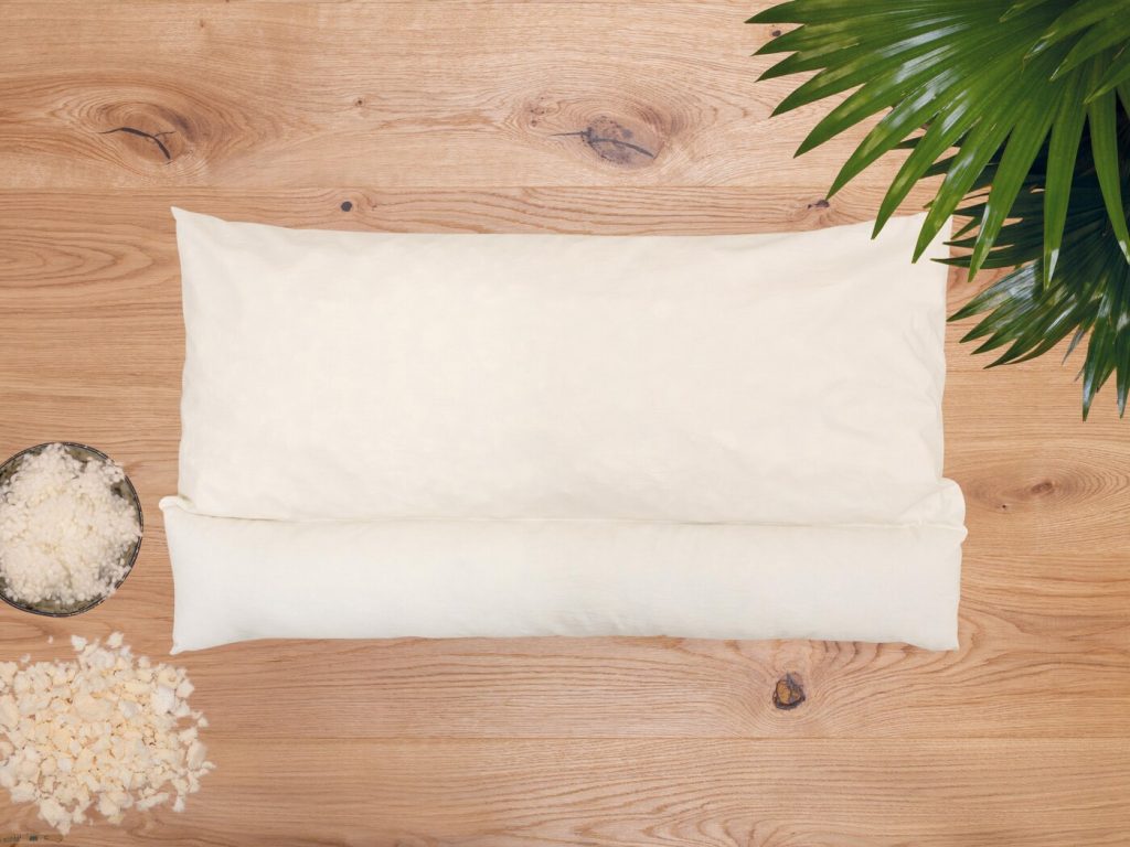 allnatura Nackenstützkissen Hevea-Plus mit Schurwolle und Latexflocken auf Holz