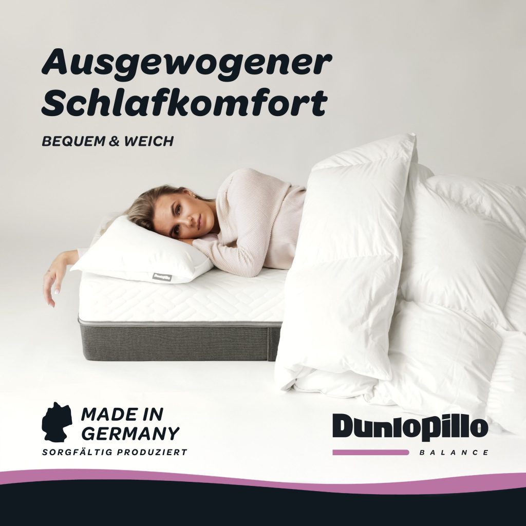 Dunlopillo 3-Kammer-Kopfkissen Supreme unter einer Schläferin auf der Matratze