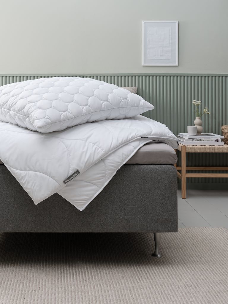 Dunlopillo Synthetik-Kopfkissen 80x80 mit Bettdecke auf einem Boxspringbett