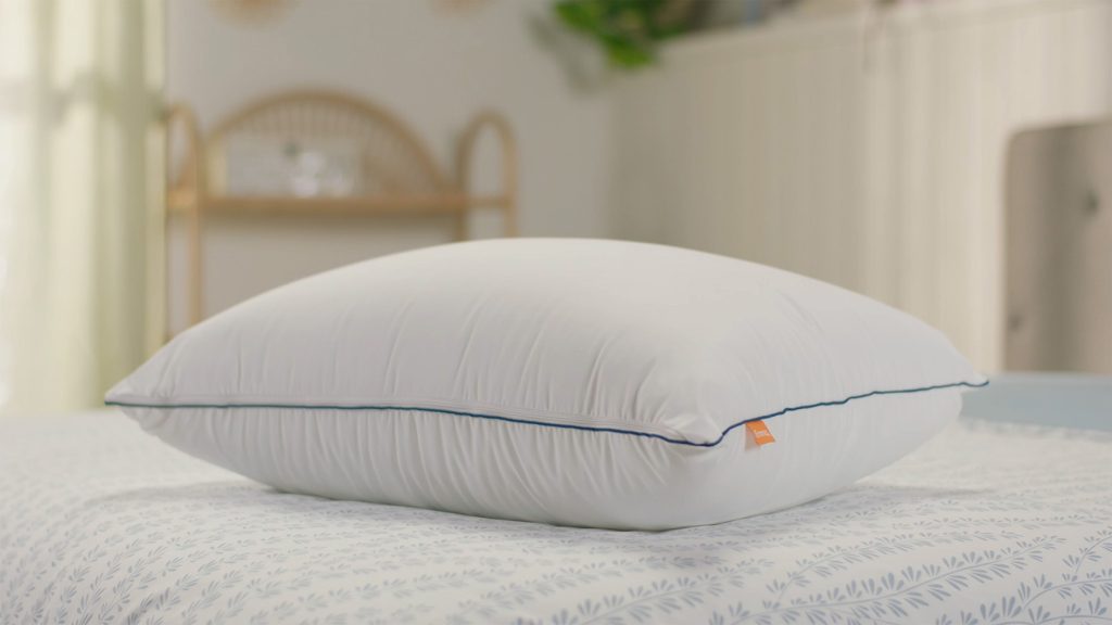 Emma Original Comfort Cooling Kissen auf einem bezogenen Bett