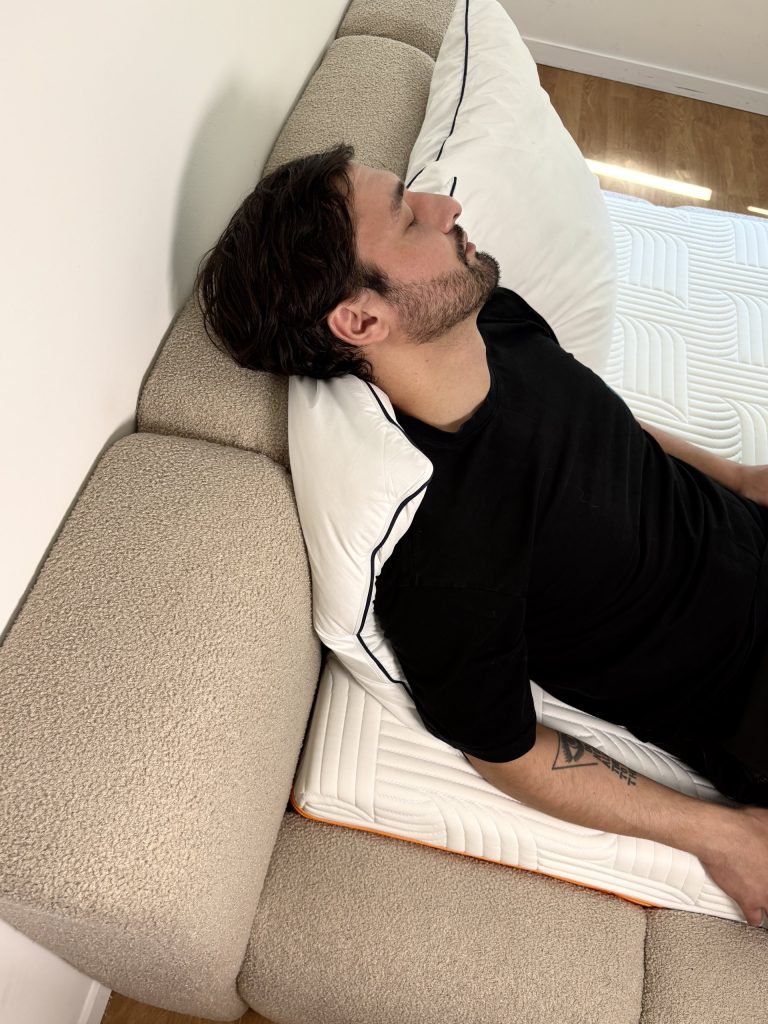 Tester lehnt halb sitzend am Emma Original Comfort Kissen