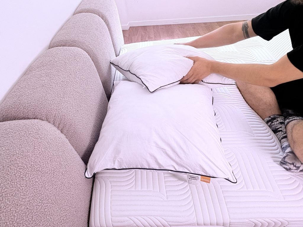 Das Emma Original Comfort Kissen wird nach dem Probeliegen aufgeschüttelt