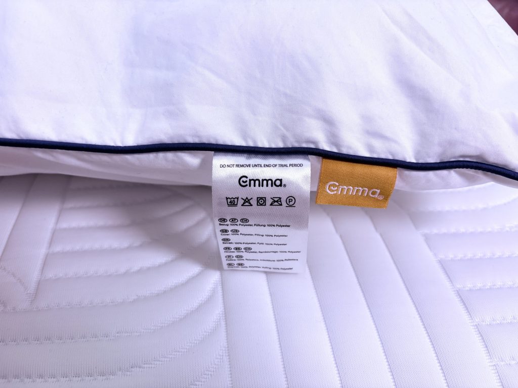 Pflegeetikett und orangefarbenes Emma-Label am Emma Original Comfort Kissen