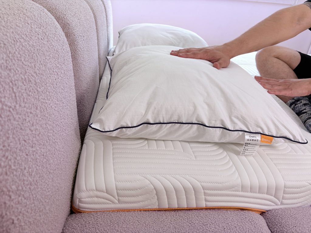Handprobe auf dem Emma Original Comfort Kissen, die Füllung gibt weich nach