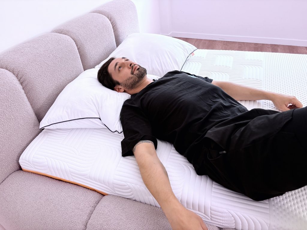 Tester liegt in Rückenlage auf dem Emma Original Comfort Kissen
