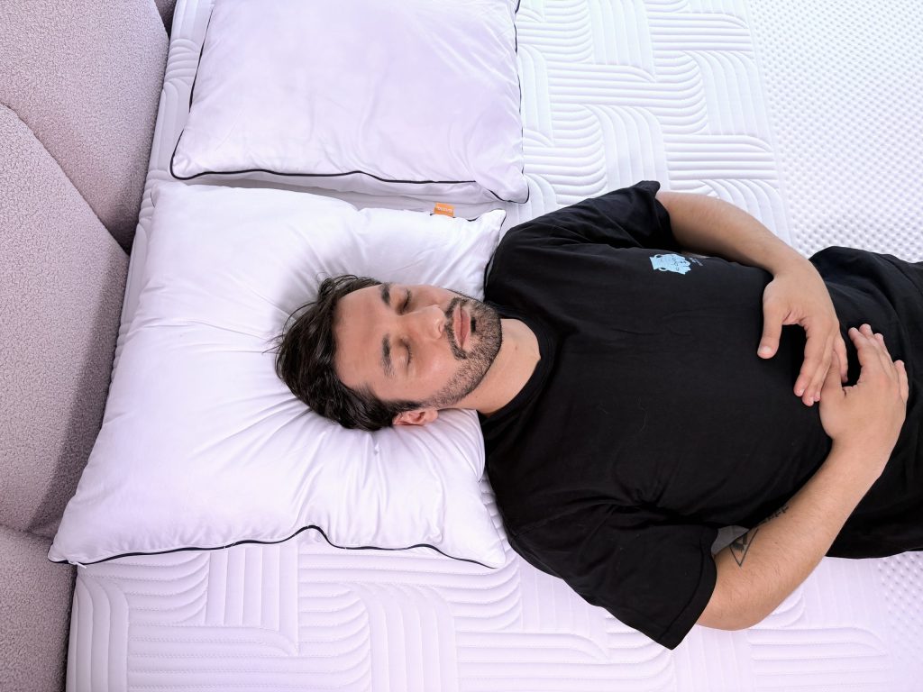 Rückenlage auf dem Emma Original Comfort Kissen, von oben fotografiert