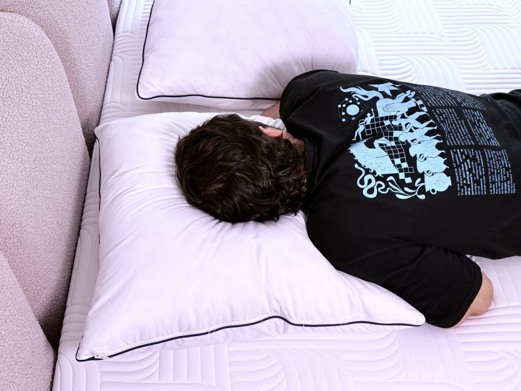 Tester in Seitenlage auf dem Emma Original Comfort Kissen