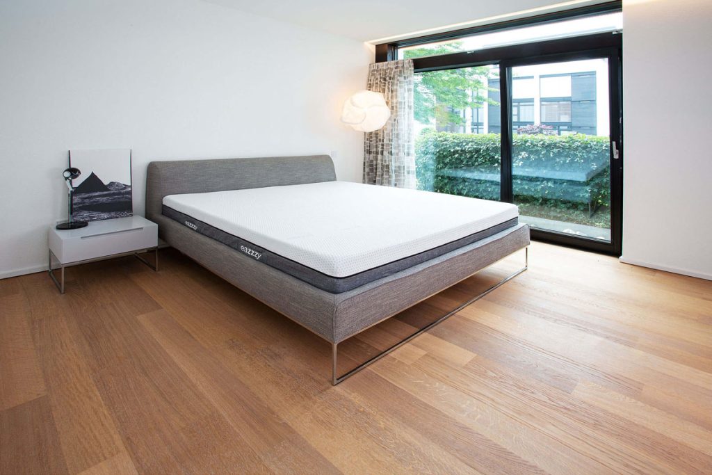 Genius eazzzy Deluxe Matratze auf einem Bett im Schlafzimmer